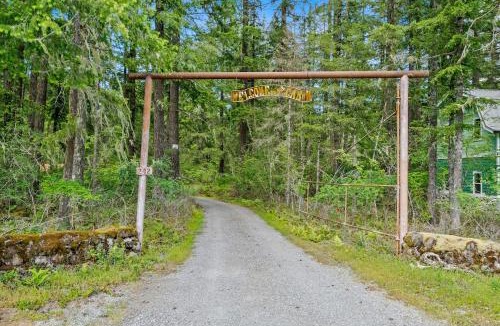 Paradise Estates House | Creekside Cabin with Hot Tub-Fireplace-Pool Table