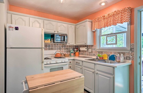 North East Cottage | Darling Cottage ~ 1 Mi to Lake Erie Beach!