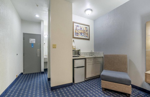 Webster Hotel | Days Inn & Suites by Wyndham Webster NASA-ClearLake-Houston