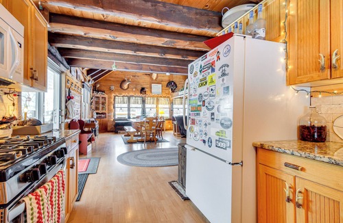 Pittsburg Cabin | Deck & Fire Pit: Secluded Cabin Near Lake Francis!