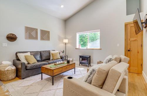 Gold Bar House | Deck, Hot Tub and Views Sleek Getaway in Index!