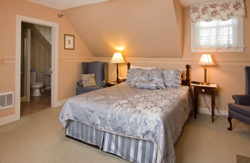 West Dover Bed & Breakfast | Deerfield Valley Inn, 5min. to M.Snow Room Entire Innn