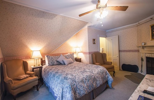 West Dover Bed & Breakfast | Deerfield Valley Inn, 5min. to M.Snow Room Entire Innn