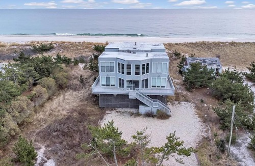 East Quogue House | Delightful 8-bedroom house with bedroom AC Directly on the Beach