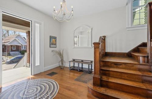Mount Auburn House | Deluxe 6 Bedroom 3 Min to Downtown w 2-car Driveway