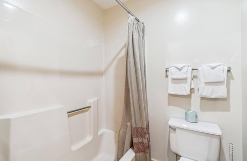 West Bridgewater Hotel | Deluxe one bedroom suite located on first floor with outdoor heated pool 11921