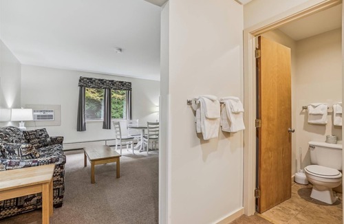 West Bridgewater Hotel | Deluxe one bedroom suite located on 2nd floor with outdoor heated pool 21416