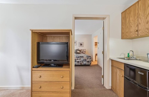 West Bridgewater Hotel | Deluxe one bedroom suite located on first floor with outdoor heated pool 11517