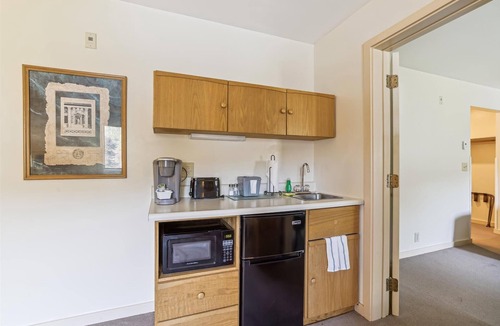 West Bridgewater Hotel | Deluxe one bedroom suite located on 2nd floor with outdoor heated pool 21517