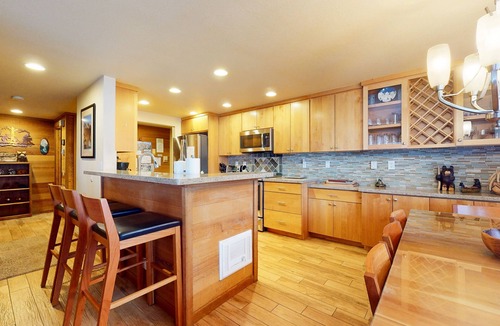 Mammoth Lakes Condo | Deluxe, Remodeled Condo in a Quiet Location. Near Biking Trails & Lakes Basin