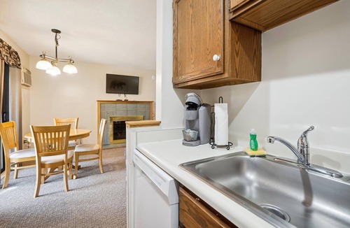 West Bridgewater Hotel | Deluxe Two Bedroom Suite on the 1st floor with outdoor heated pool 10102