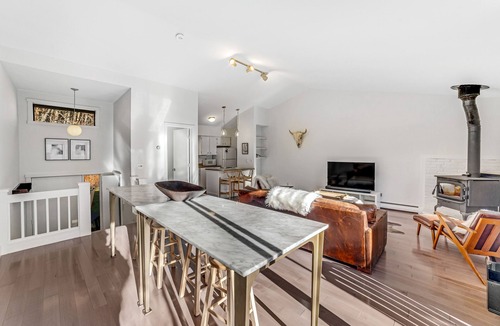 Quechee House | Designer vacation rental - mountain view, wood stove, washer/dryer, full kitchen
