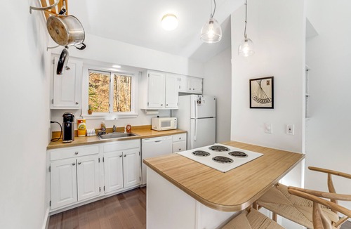 Quechee House | Designer vacation rental - mountain view, wood stove, washer/dryer, full kitchen