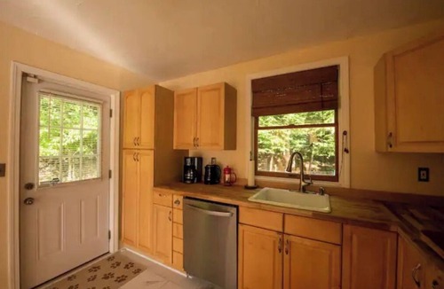 Gilmanton House | Dog Daze 3– Hot Tub, Fire Pit & Grill – 16 m concerts ~Fenced Yard 4 Pups!