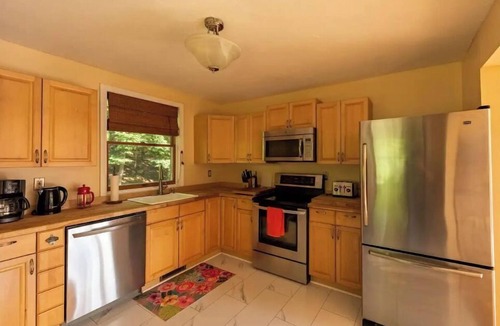 Gilmanton House | Dog Daze 3– Hot Tub, Fire Pit & Grill – 16 m concerts ~Fenced Yard 4 Pups!