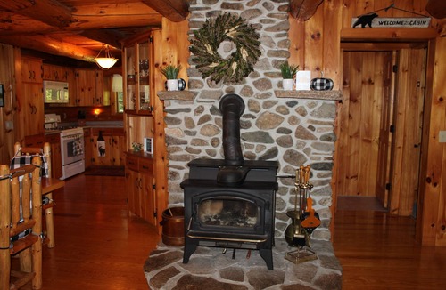 Brownfield Cabin | Dog-Friendly 5 Bedroom Log Cabin with Hot Tub in the Heart of Southern Maine