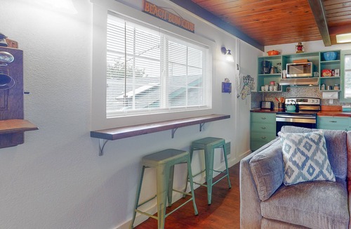 Winchester Bay Apartment | Dog-friendly ADU with a full kitchen & shared washer/dryer - near the water