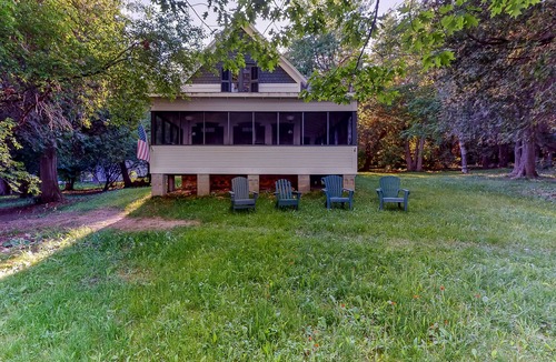 Charlotte Cottage | Dog-friendly cabin right on the lake with lots of space, screened porch, & boats