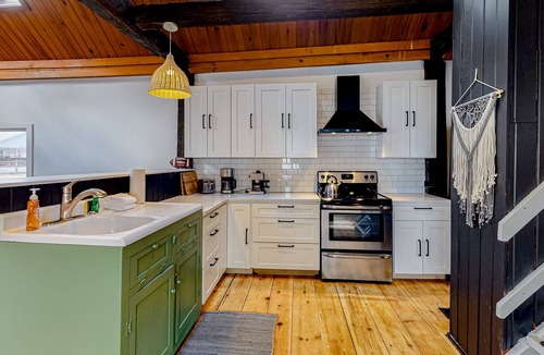 Proctorsville House | Dog-Friendly Cottage with High-Speed WiFi, Firepit, and Washer/Dryer