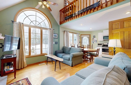 Intervale House | Dog-friendly home + loft w/deck and gas grill, private washer/dryer, & free WiFi