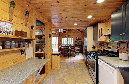 Greenville Cabin | Dog-Friendly Log Cabin with Gorgeous Lake Views Near Beach & Snowmobile Trails