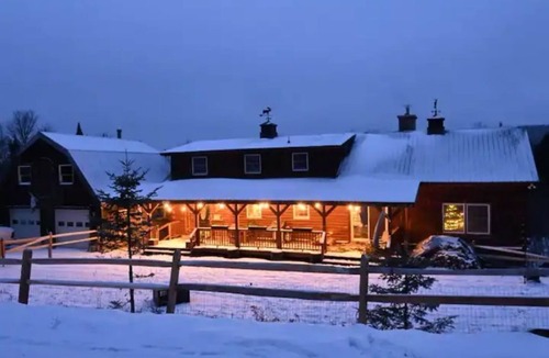 Wolcott Cabin | Dog Friendly Log Cabin on 10 acres + Wood Stove, High Speed WiFi, AC!