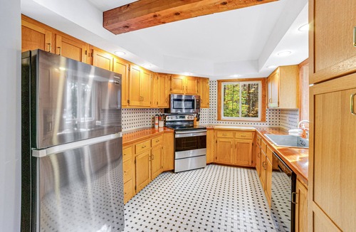 South Londonderry House | Dog-friendly vacation home with fast WiFi & washer/dryer - near ski areas