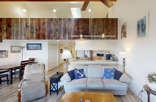 Depoe Bay Condo | Dog-Friendly, Waterfront Loft w/Seawall and Ocean Views - One Block to Harbor