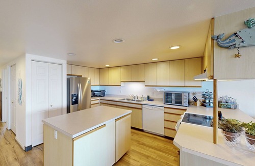 Depoe Bay Condo | Dog-Friendly, Waterfront Loft w/Seawall and Ocean Views - One Block to Harbor