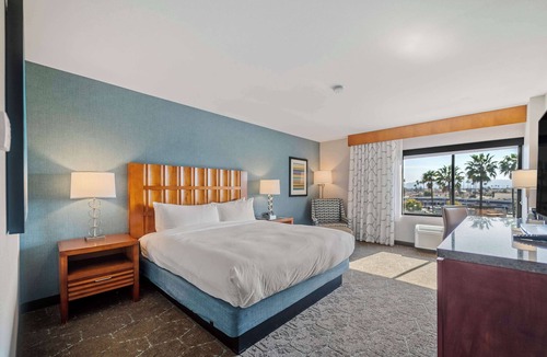 Harbor Hotel | DoubleTree by Hilton Carson