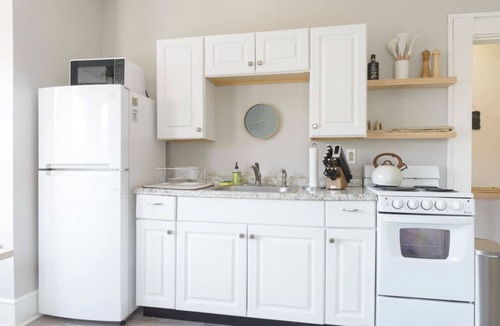 Portsmouth House | Downtown House Sleeps 10 with 3 King Beds and More