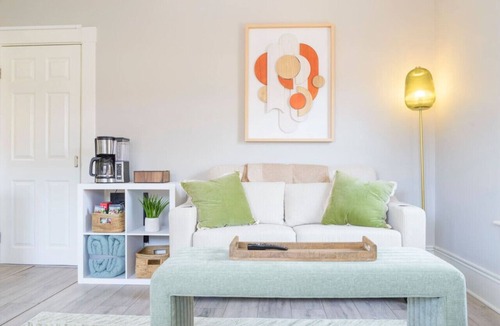 Portsmouth House | Downtown House Sleeps 10 with 3 King Beds and More