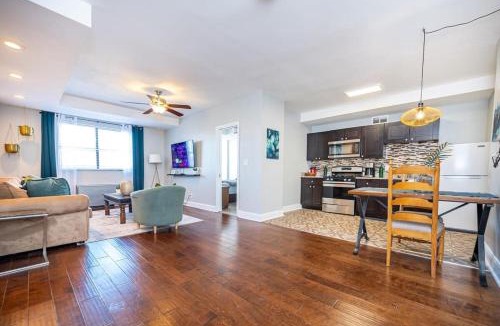 Downtown Atlanta Apartment | Downtown ! King bed 24 concierge! Onsite Parking LM903