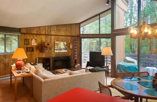 Quechee House | Dwight Road Getaway