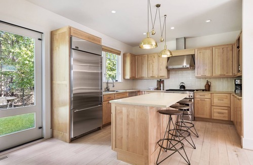 Barnes Landing House | East Hampton: Chic 4 bed, Water Views, Walk to Beach, 5 min drive to Amagansett