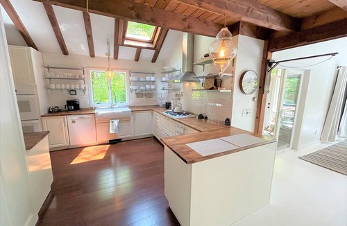 Grantham House | Eastman Home with Hot Tub!