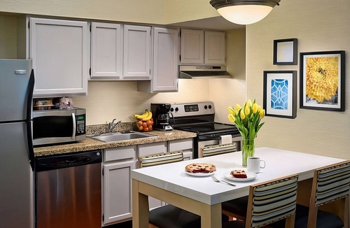Middleburg Heights Hotel | Easy Access to Cleveland Hopkins In'tl Airport! Spacious Suite w/Full Kitchen