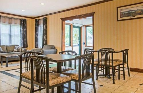 Queensbury Cabin | Econo Lodge Glens Falls - Lake George