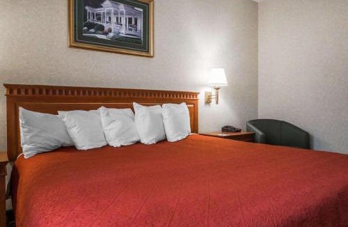 Queensbury Cabin | Econo Lodge Glens Falls - Lake George