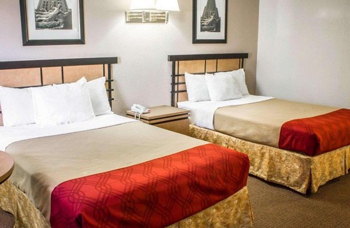 Colonie Hotel | Econo Lodge Inn & Suites Colonie Center Mall