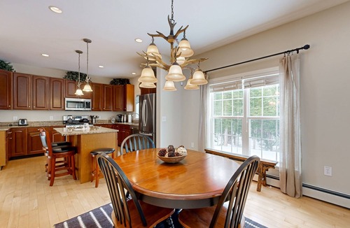 Stratton and Bromley Ski Areas House | Elegant house in quiet neighborhood, close to ski mountains, gas fireplace, wifi