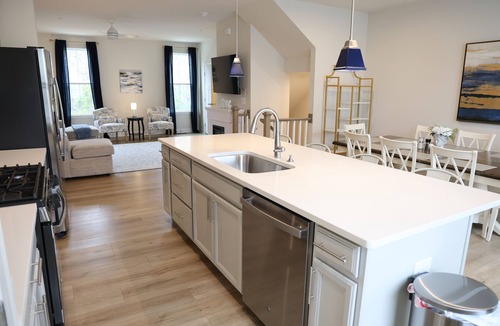 Bayside House | Elegant Luxury Townhome; Resort Community with Pools, Gym & close to Beaches