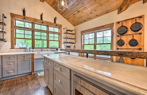West Dover House | Elegant Mtn Chalet w/Deck: 1 Mi to Mt Snow!