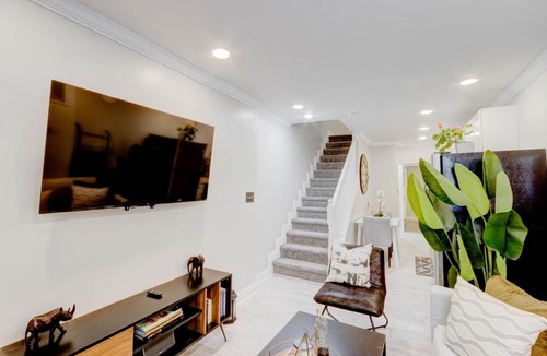 Canton Villa | Elegant Urban Retreat - Walk To Patterson Park