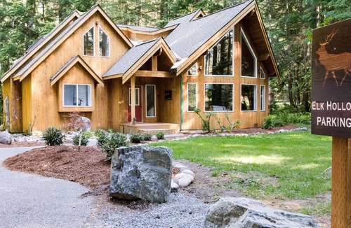 Enumclaw House | "Elk Hollow" Mountain Home Near Mount Rainier and Crystal Mountain Ski Area, WA