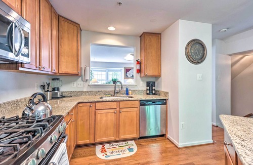 Elkridge House | Elkridge Townhome ~ 15 Mi to Dtwn Baltimore!