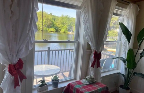 Manchester House | Enchanting Romantic Riverfront Cottage