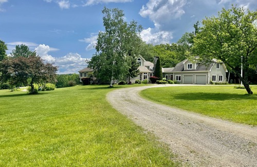 Peru House | Enjoy Every Season at this Serene Estate with Incredible Mountain Views !
