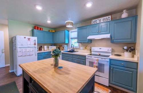 Bellepoint Cottage | Enjoy Relaxing at Riverfront Property 4 miles from Sandstone Falls!