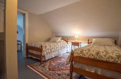 Walpole Cottage | Entire 3 Bedroom Cottage with lots of outdoor space 20 min to Brattleboro